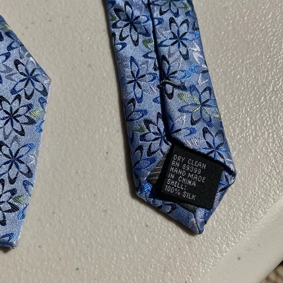 Jhane Barnes 100% Silk Blue Floral Botanical Starburst Geometric Pattern Tie - Picture 6 of 17